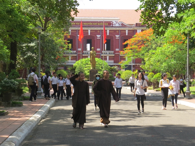 Thí sinh Huế mừng rỡ vì bài thi môn văn có nhắc đến sông Hương Thi sinh Hue mung ro vi bai thi mon van co nhac den song Huong