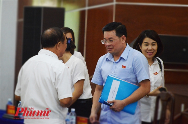 Ông Lê Trương Hải Hiếu vắng mặt, dân truy vấn nguyên chủ tịch quận 12 - Nguyễn Toàn Thắng Ong Le Truong Hai Hieu vang mat, dan truy van nguyen chu tich quan 12 - Nguyen Toan Thang