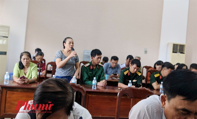 Ông Lê Trương Hải Hiếu vắng mặt, dân truy vấn nguyên chủ tịch quận 12 - Nguyễn Toàn Thắng Ong Le Truong Hai Hieu vang mat, dan truy van nguyen chu tich quan 12 - Nguyen Toan Thang
