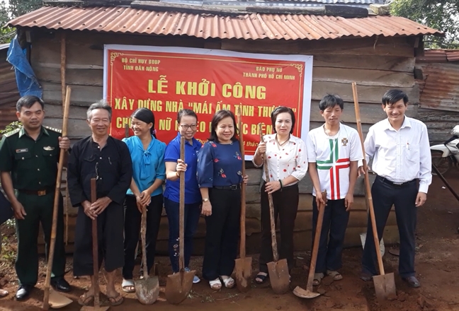 Hai phụ nữ sống trong tột cùng cơ cực đón nhận niềm vui Hai phu nu song trong tot cung co cuc don nhan niem vui