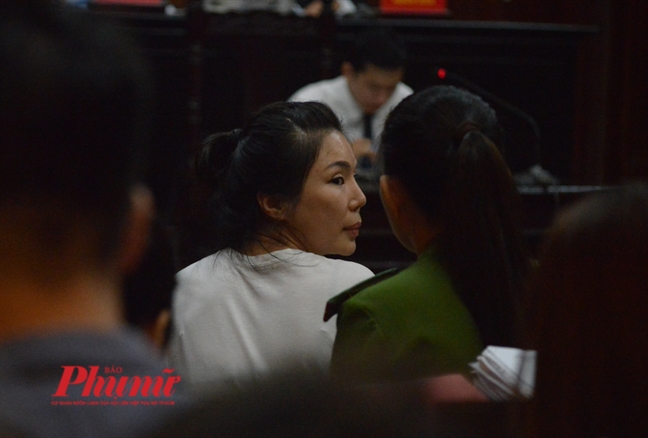 Suốt phiên xử, vợ chồng bác sĩ Chiêm Quốc Thái không nhìn nhau lần nào Suot phien xu, vo chong bac si Chiem Quoc Thai khong nhin nhau lan nao