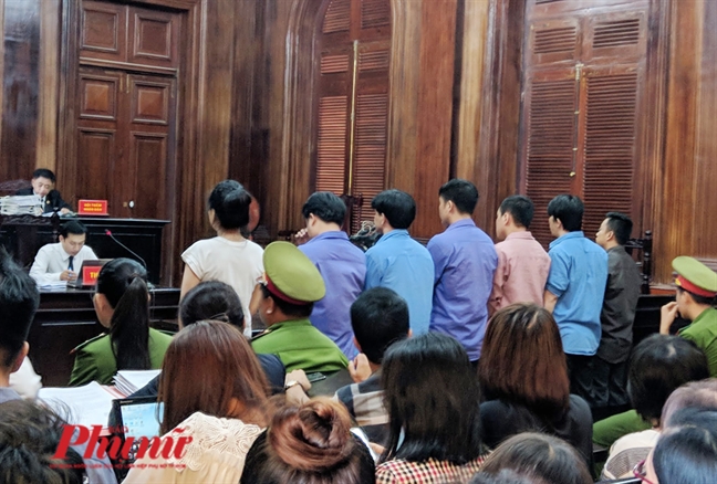 Suốt phiên xử, vợ chồng bác sĩ Chiêm Quốc Thái không nhìn nhau lần nào Suot phien xu, vo chong bac si Chiem Quoc Thai khong nhin nhau lan nao