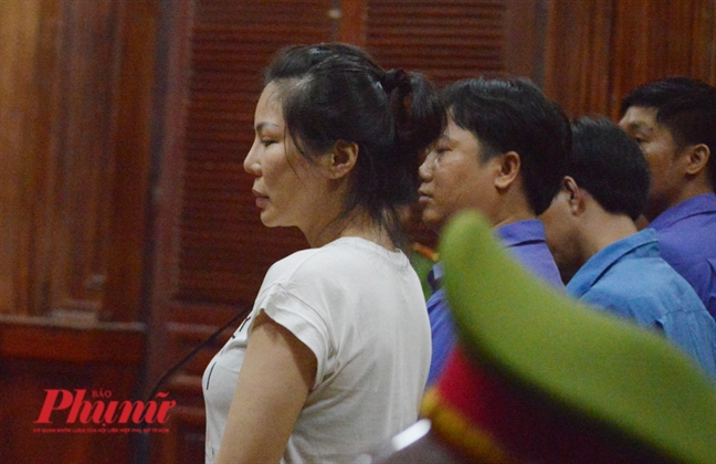 Suốt phiên xử, vợ chồng bác sĩ Chiêm Quốc Thái không nhìn nhau lần nào Suot phien xu, vo chong bac si Chiem Quoc Thai khong nhin nhau lan nao