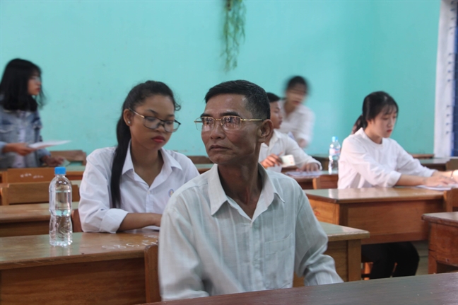 Người đàn ông 55 tuổi quyết tâm thi đậu tốt nghiệp THPT Nguoi dan ong 55 tuoi quyet tam thi dau tot nghiep THPT