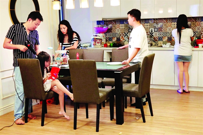 Ba ông bố nổi tiếng trò chuyện về gia đình: 'Tôi không phải đang giúp đỡ, tôi là một phần của ngôi nhà này' Ba ong bo noi tieng tro chuyen ve gia dinh: 'Toi khong phai dang giup do, toi la mot phan cua ngoi nha nay'