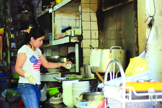 Khám phá nước xốt đặc trưng của quán hủ tiếu Thanh Xuân 75 năm tuổi của Sài Gòn Kham pha nuoc xot dac trung cua quan hu tieu Thanh Xuan 75 nam tuoi cua Sai Gon