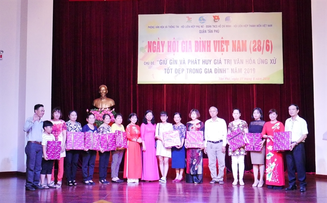 Các thành viên trong gia đình hãy yêu thương, tôn trọng, chia sẻ và đùm bọc nhau Cac thanh vien trong gia dinh hay yeu thuong, ton trong, chia se va dum boc nhau