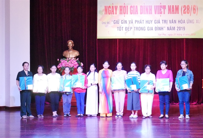 Các thành viên trong gia đình hãy yêu thương, tôn trọng, chia sẻ và đùm bọc nhau Cac thanh vien trong gia dinh hay yeu thuong, ton trong, chia se va dum boc nhau