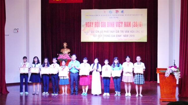 Các thành viên trong gia đình hãy yêu thương, tôn trọng, chia sẻ và đùm bọc nhau Cac thanh vien trong gia dinh hay yeu thuong, ton trong, chia se va dum boc nhau