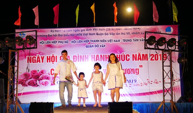 Các thành viên trong gia đình hãy yêu thương, tôn trọng, chia sẻ và đùm bọc nhau Cac thanh vien trong gia dinh hay yeu thuong, ton trong, chia se va dum boc nhau