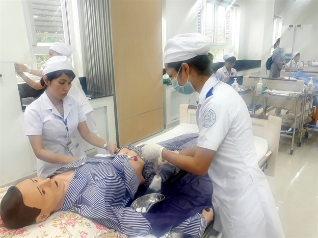 Nhiều bệnh viện than trách đã bỏ tiền 'đầu tư' nhưng bác sĩ học xong không ở lại Nhieu benh vien than trach da bo tien 'dau tu' nhung bac si hoc xong khong o lai