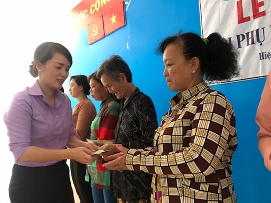Tặng cơm, giúp vốn, trao gửi tương lai Tang com, giup von, trao gui tuong lai