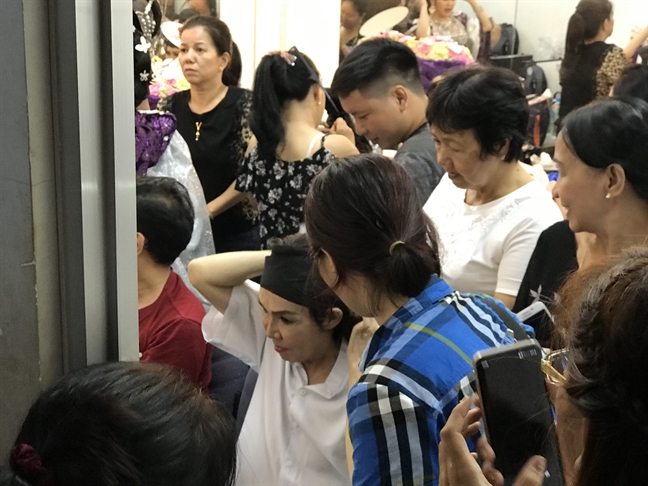 Khán giả chen nhau xông vào hậu trường để nhìn nghệ sĩ Vũ Linh Khan gia chen nhau xong vao hau truong de nhin nghe si Vu Linh