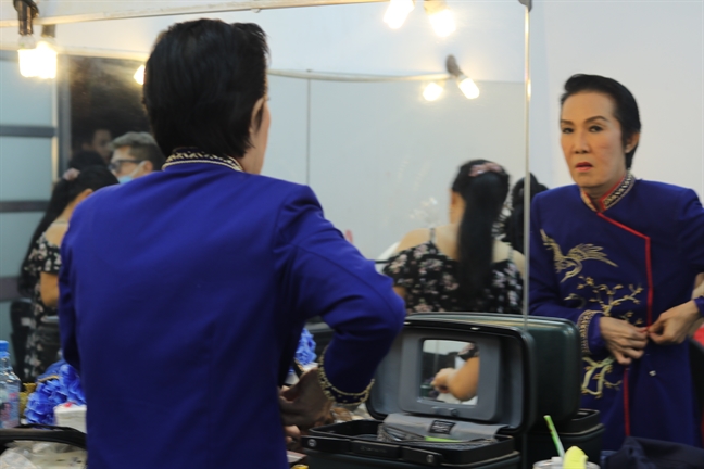 Khán giả chen nhau xông vào hậu trường để nhìn nghệ sĩ Vũ Linh Khan gia chen nhau xong vao hau truong de nhin nghe si Vu Linh