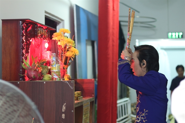 Khán giả chen nhau xông vào hậu trường để nhìn nghệ sĩ Vũ Linh Khan gia chen nhau xong vao hau truong de nhin nghe si Vu Linh