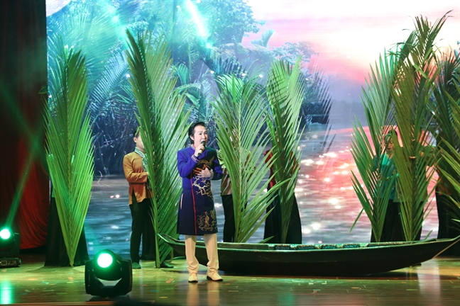 Khán giả chen nhau xông vào hậu trường để nhìn nghệ sĩ Vũ Linh Khan gia chen nhau xong vao hau truong de nhin nghe si Vu Linh