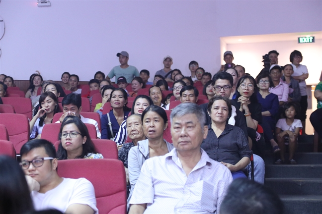 Khán giả chen nhau xông vào hậu trường để nhìn nghệ sĩ Vũ Linh Khan gia chen nhau xong vao hau truong de nhin nghe si Vu Linh