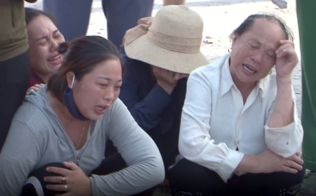 Người phụ nữ khóc ngất vì chồng tử nạn, con và 2 cháu mất tích Nguoi phu nu khoc ngat vi chong tu nan, con va 2 chau mat tich
