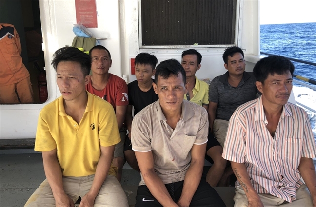 Người phụ nữ khóc ngất vì chồng tử nạn, con và 2 cháu mất tích Nguoi phu nu khoc ngat vi chong tu nan, con va 2 chau mat tich