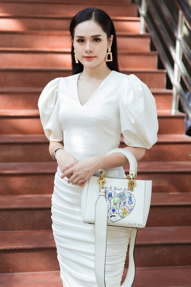 Nhan sắc người yêu nổi tiếng với phát ngôn 'có vương miện là có tiền' của cầu thủ Trọng Đại Nhan sac nguoi yeu noi tieng voi phat ngon 'co vuong mien la co tien' cua cau thu Trong Dai