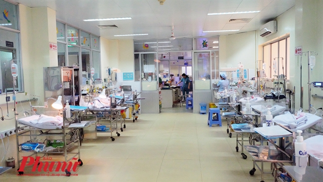 Ba bệnh viện hợp sức cứu sản phụ bê bết máu với em bé 'nửa trong nửa ngoài' Ba benh vien hop suc cuu san phu be bet mau voi em be 'nua trong nua ngoai'