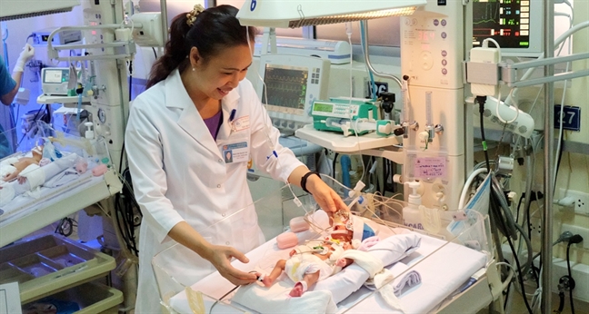 Ba bệnh viện hợp sức cứu sản phụ bê bết máu với em bé 'nửa trong nửa ngoài' Ba benh vien hop suc cuu san phu be bet mau voi em be 'nua trong nua ngoai'
