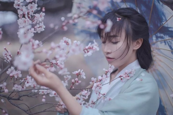 Vì sao nhan sắc không nổi bật nhưng cô gái này lại được gọi là 'tiên nữ đồng quê'? Vi sao nhan sac khong noi bat nhung co gai nay lai duoc goi la 'tien nũ dòng que'?
