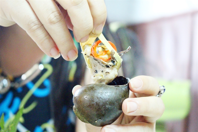 Ngày mưa, đi ăn ốc bươu nhồi thịt ấm nóng đường Nguyễn Văn Giai Ngay mua, di an oc buou nhoi thit am nong duong Nguyen Van Giai