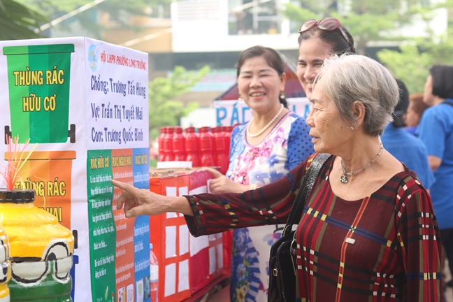 Phong phú những thùng rác đa năng được làm từ…rác Phong phu nhung thung rac da nang duoc lam tu…rac