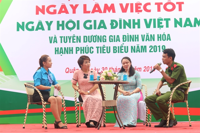 Nỗi buồn “Gia đình điện tử” Noi buon “Gia dinh dien tu”