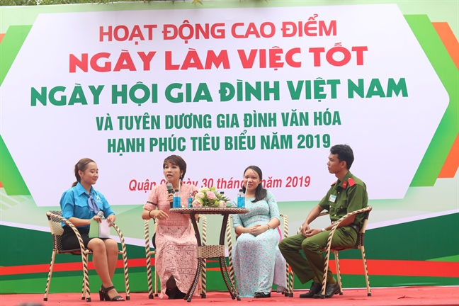 Nỗi buồn “Gia đình điện tử” Noi buon “Gia dinh dien tu”