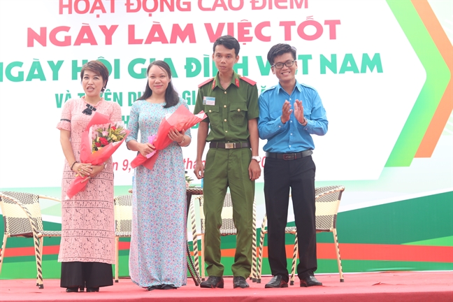 Nỗi buồn “Gia đình điện tử” Noi buon “Gia dinh dien tu”