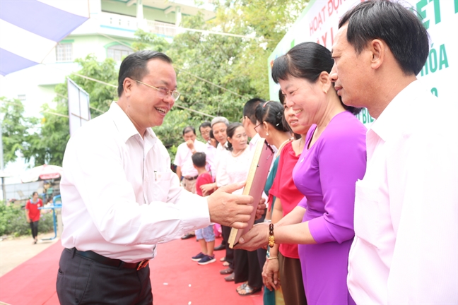 Nỗi buồn “Gia đình điện tử” Noi buon “Gia dinh dien tu”
