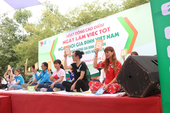 Nỗi buồn “Gia đình điện tử” Noi buon “Gia dinh dien tu”