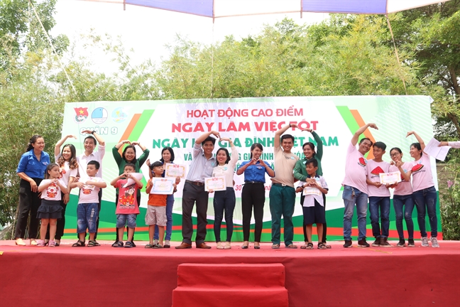 Nỗi buồn “Gia đình điện tử” Noi buon “Gia dinh dien tu”