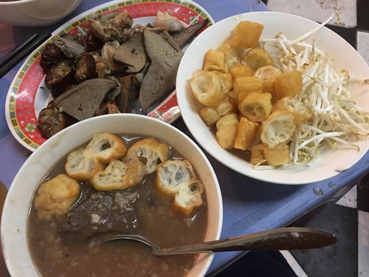 Có gì đặc biệt ở quán cháo lòng mở xuyên đêm hơn 20 năm ở Sài Gòn Co gi dac biet o quan chao long mo xuyen dem hon 20 nam o Sai Gon