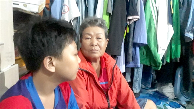 Nửa ký cơm chiều của cụ bà chạy xe ôm Nua ky com chieu cua cu ba chay xe om
