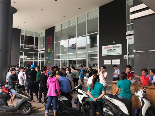 Bị ngưng nhận hàng đột ngột, nhà cung cấp giăng băng rôn vây kín trụ sở BigC phản đối Bi ngung nhan hang dot ngot, nha cung cap giang bang ron vay kin tru so BigC phan doi