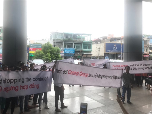 Bị ngưng nhận hàng đột ngột, nhà cung cấp giăng băng rôn vây kín trụ sở BigC phản đối Bi ngung nhan hang dot ngot, nha cung cap giang bang ron vay kin tru so BigC phan doi