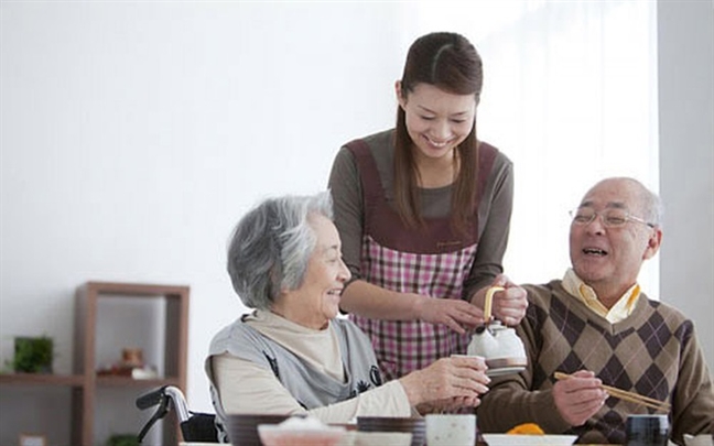 'Cha đi mần quen rồi, bắt nằm một chỗ bệnh chết ' 'Cha di man quen roi, bat nam mot cho benh chet '