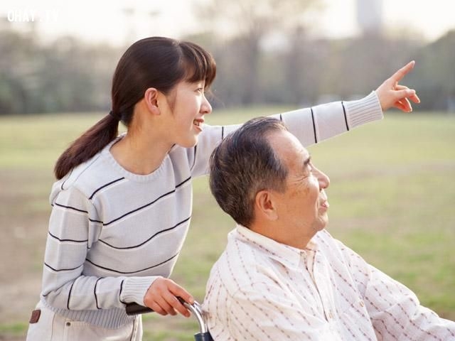 'Cha đi mần quen rồi, bắt nằm một chỗ bệnh chết ' 'Cha di man quen roi, bat nam mot cho benh chet '