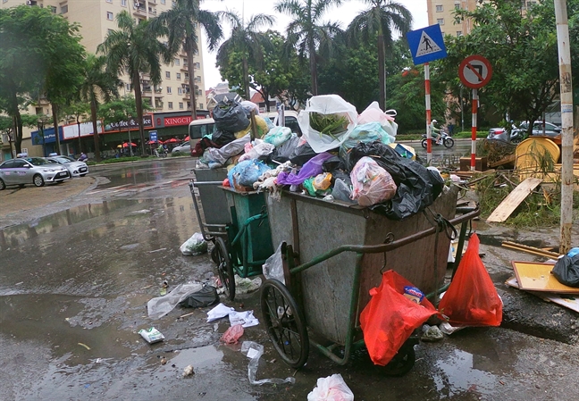 Nhiều tuyến phố Hà Nội bốc mùi vì những 'núi rác' đắp chiếu phủ bạt chờ đi tập kết Nhieu tuyen pho Ha Noi boc mui vi nhung 'nui rac' dap chieu phu bat cho di tap ket