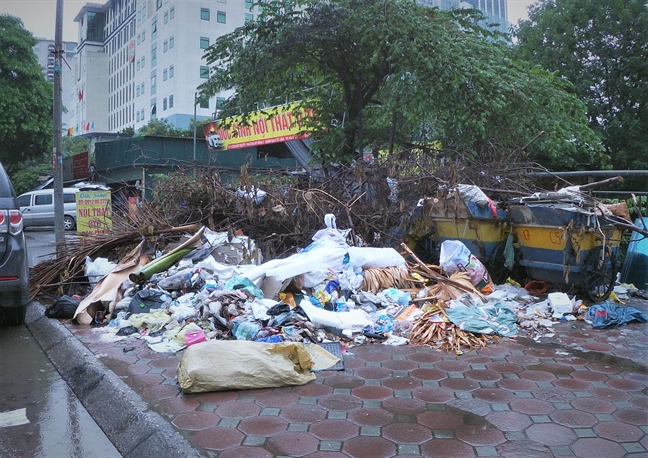 Nhiều tuyến phố Hà Nội bốc mùi vì những 'núi rác' đắp chiếu phủ bạt chờ đi tập kết Nhieu tuyen pho Ha Noi boc mui vi nhung 'nui rac' dap chieu phu bat cho di tap ket
