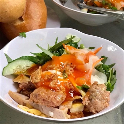 Đến Nha Trang nhớ vào hẻm thưởng thức món bánh mì chấm tuổi đời hơn 40 năm Den Nha Trang nho vao hem thuong thuc mon banh mi cham tuoi doi hon 40 nam