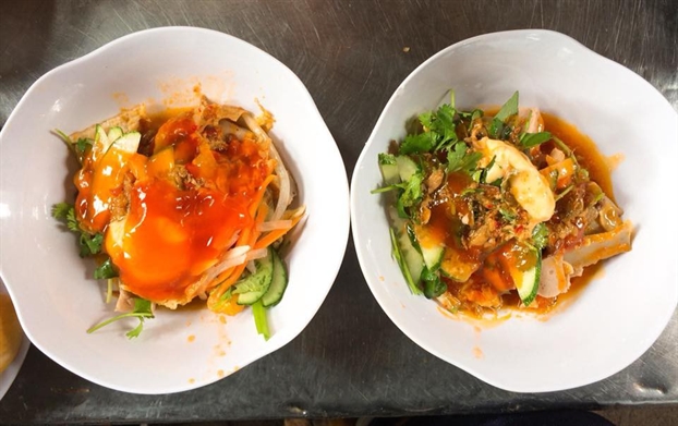 Đến Nha Trang nhớ vào hẻm thưởng thức món bánh mì chấm tuổi đời hơn 40 năm Den Nha Trang nho vao hem thuong thuc mon banh mi cham tuoi doi hon 40 nam