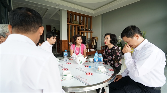 Nghẹn ngào mẹ thay con đã mất nhận bằng tốt nghiệp Nghen ngao me thay con da mat nhan bang tot nghiep