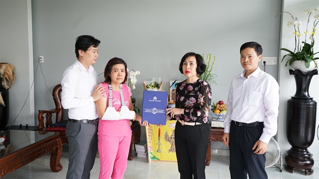 Nghẹn ngào mẹ thay con đã mất nhận bằng tốt nghiệp Nghen ngao me thay con da mat nhan bang tot nghiep