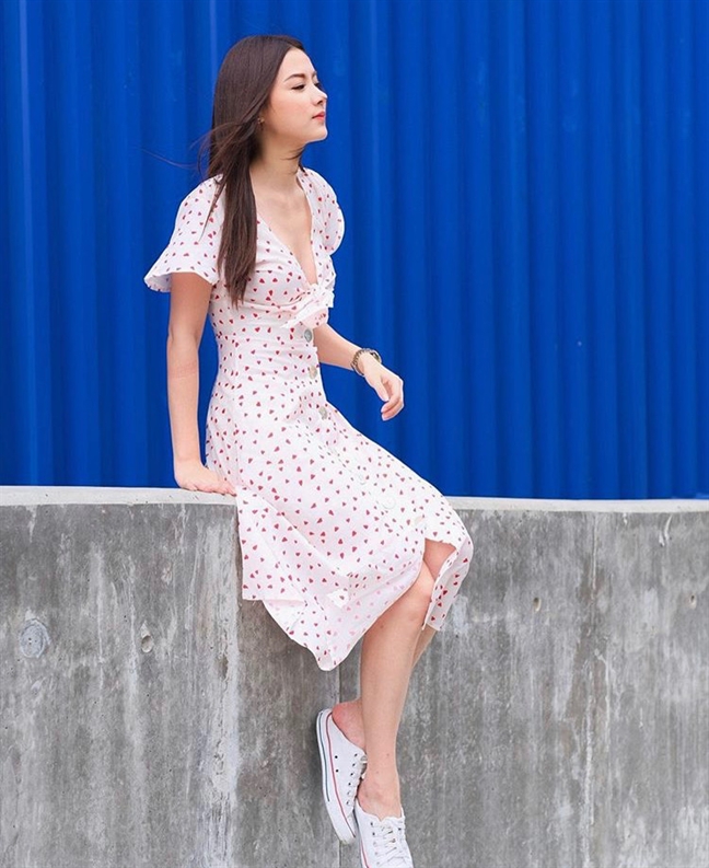 Thời trang cực chất của Nira và 'chú Chad' trong 'Chiếc lá cuốn bay' Thoi trang cuc chat cua Nira va 'chu Chad' trong 'Chiec la cuon bay'