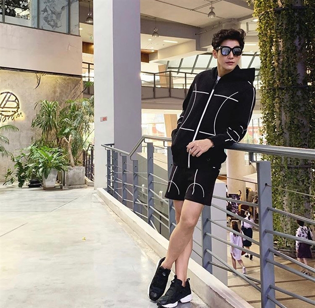 Thời trang cực chất của Nira và 'chú Chad' trong 'Chiếc lá cuốn bay' Thoi trang cuc chat cua Nira va 'chu Chad' trong 'Chiec la cuon bay'