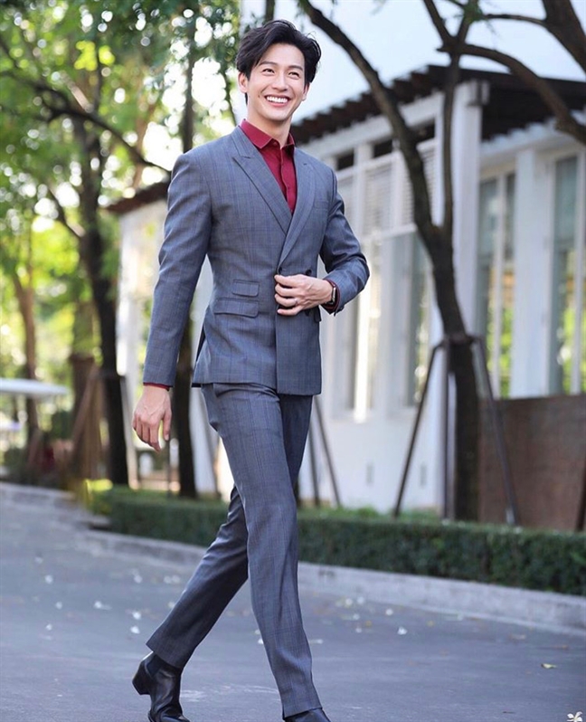Thời trang cực chất của Nira và 'chú Chad' trong 'Chiếc lá cuốn bay' Thoi trang cuc chat cua Nira va 'chu Chad' trong 'Chiec la cuon bay'